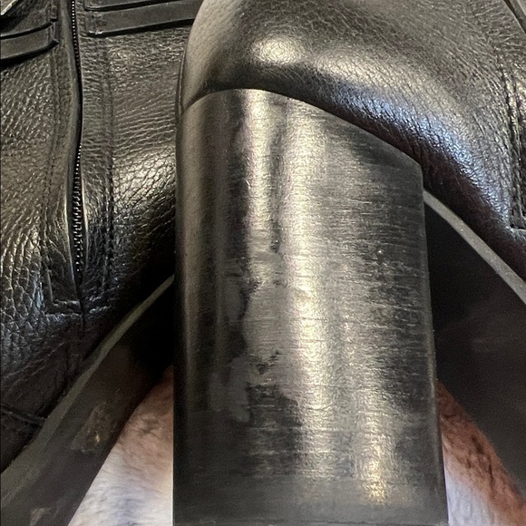 Tory Burch Leigh Lug Sole Black Leather Bootie Sz-7 - Picture 11 of 12